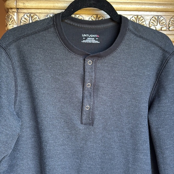Untuckit gray pullover - Picture 2 of 3